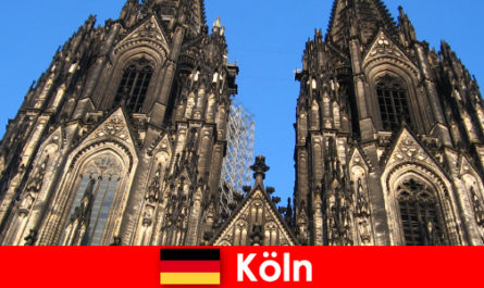 ケルンの街に旅行したい子供を持つドイツの家族のホリデーメーカー
