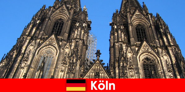 ケルンの街に旅行したい子供を持つドイツの家族のホリデーメーカー
