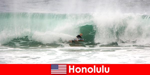 島の楽園ホノルルは、趣味の愛好家やプロのサーファーのための完璧な波を提供しています
