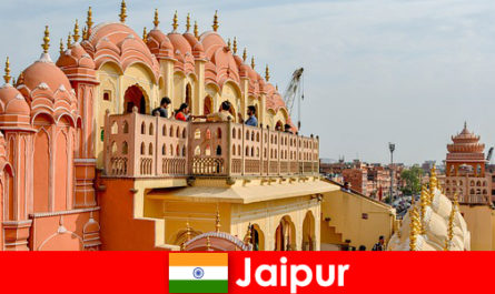 印象的な宮殿と最新のファッションは、インドのジャイプールで観光客を見つける