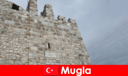 トルコのムグラの荒廃した都市への冒険旅行