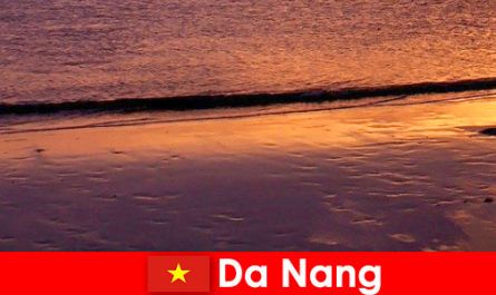 ダナンはベトナム中部の海岸沿いの町で、砂浜で人気があります