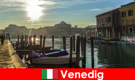 訪問者は近くを歩いてヴェネツィアの歴史を体験
