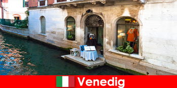 イタリアのヴェネツィアの旧市街でショッピング観光客のための純粋な旅行体験