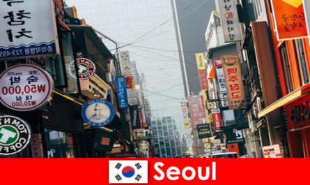 ソウル韓国の夜の観光客のための光と広告のエキサイティングな街