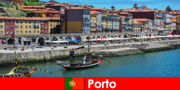 魅力的なバーや地元のレストランでポルトポルトガルへの訪問者のための街の休憩
