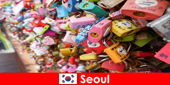 韓国のソウルのトレンディな通りへの見知らぬ人のための発見の旅