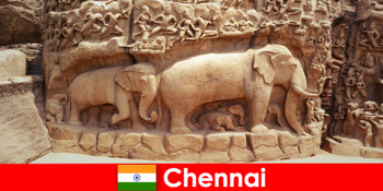 外国人はチェンナイインドの伝統的な文化的建造物に熱心です