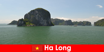 ハロンベトナムの岩の巨人にホリデーメーカーのためのボートツアー