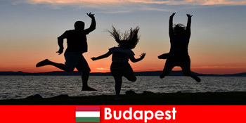 ブダペストハンガリーバーやクラブで音楽や安い飲み物を持つ若いパーティーの観光客のための