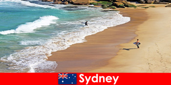 サーフ観光客はシドニーオーストラリアで究極のキックを楽しむ