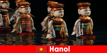 水人形劇場での有名なパフォーマンスは、ハノイベトナムの見知らぬ人を鼓舞します