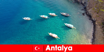 観光客は、アンタルヤトルコでの休日のための日差しの最後の時間を使用します