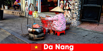 見知らぬ人はダナンベトナムの屋台の食べ物の世界に没頭