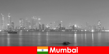 ムンバイインドの大都市の雰囲気は、様々な外国人観光客に驚嘆する