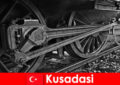 ホビー観光客は、クシャダストルコの古い機関車の野外博物館を訪問