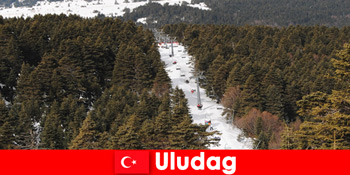 ウルダグトルコへのスキーヤーのための人気の休日の旅行は今です
