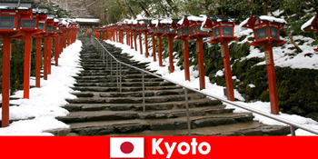 温泉のホリデーメーカーのための京都日本の美しい冬の風景