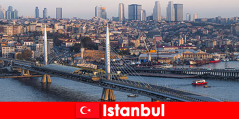 イスタンブールトルコの都市旅行と自発的な旅行者のためのはるかに