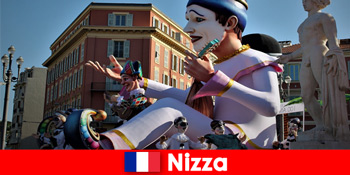 ニースフランスへの伝統的なカーニバルパレードへの家族とのカーニバルのための旅行