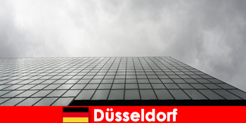 護衛デュッセルドルフドイツ旅行者は大都市で純粋な贅沢を体験したいです