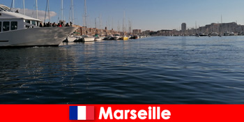 マルセイユフランスの港で観光客のためのおいしい地中海料理をお楽しみください