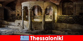 行楽客はテッサロニキギリシャのモスク教会や修道院を訪問