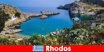 バックパッカーはロードス島ギリシャの自然と親密で個人的な関係を築く