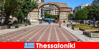 テッサロニキギリシャの伝統的な生活様式と歴史的建造物を体験してください