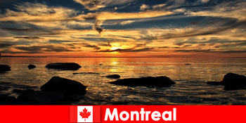 カナダのモントリオールのビーチの海とたくさんの自然体験観光客