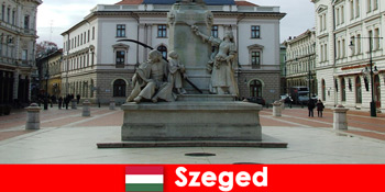 セゲドハンガリーの大学の町で外国人留学生のための人気の学期旅行