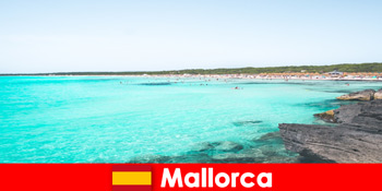 素晴らしい湾とマヨルカスペインの水泳のための透明な水