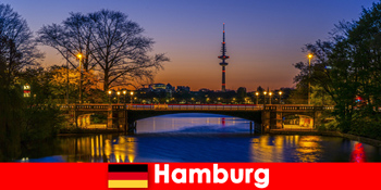 ドイツ・ハンブルク、運河の街へ観光客を誘う